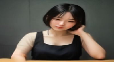 bob体育电竞赛事报道，职业选手在灯光炫目的电竞赛场上专注操作，大屏幕显示英雄联盟对战画面